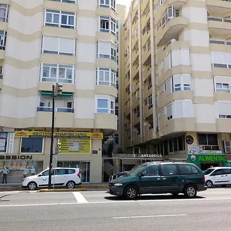 Cantabrico Junto A La Playa Y Al Hospital Puerta Del Mar Cadiz
